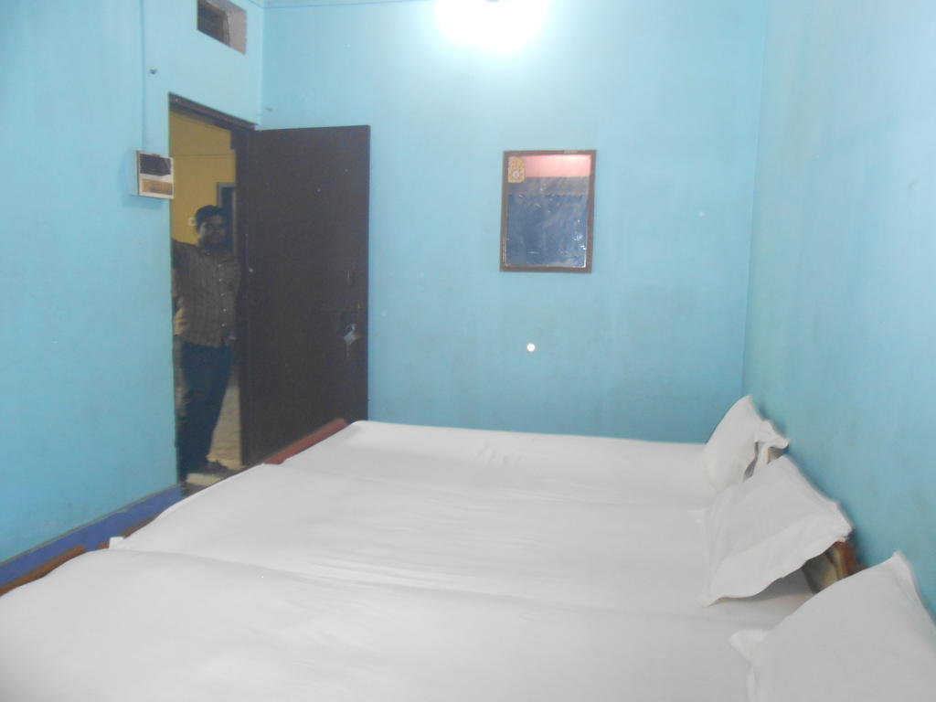 Hotel Sonmony Varanasi Habitación foto